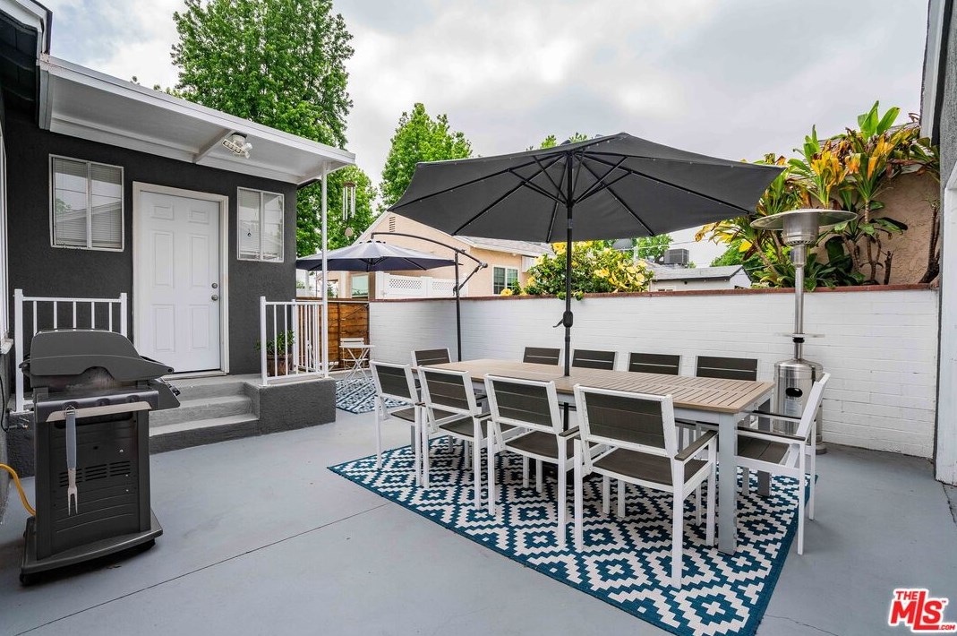 6445 Yarmouth Ave, Los Angeles CA  91335-6215 exterior