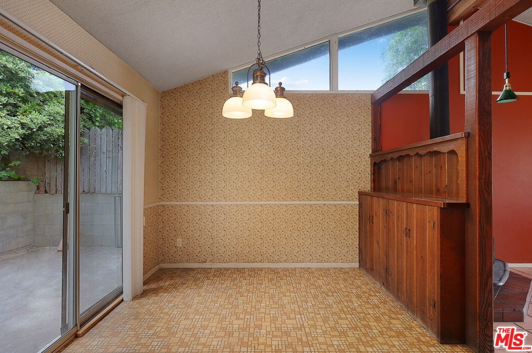 3433 Montrose Ave, Glendale CA 91214-3344 exterior