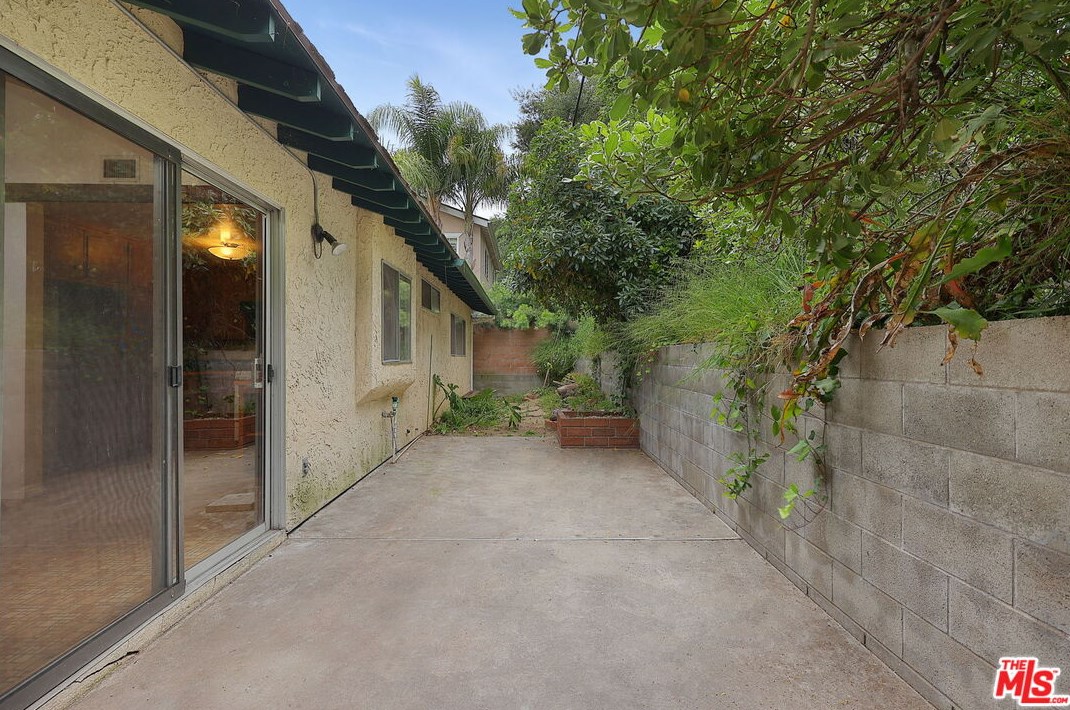 3433 Montrose Ave, Glendale CA 91214-3344 exterior