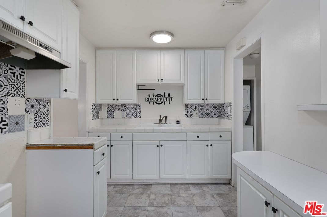 3433 Montrose Ave, Glendale CA 91214-3344 exterior