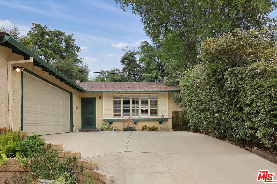 3433 Montrose Ave, Glendale CA 91214-3344 exterior