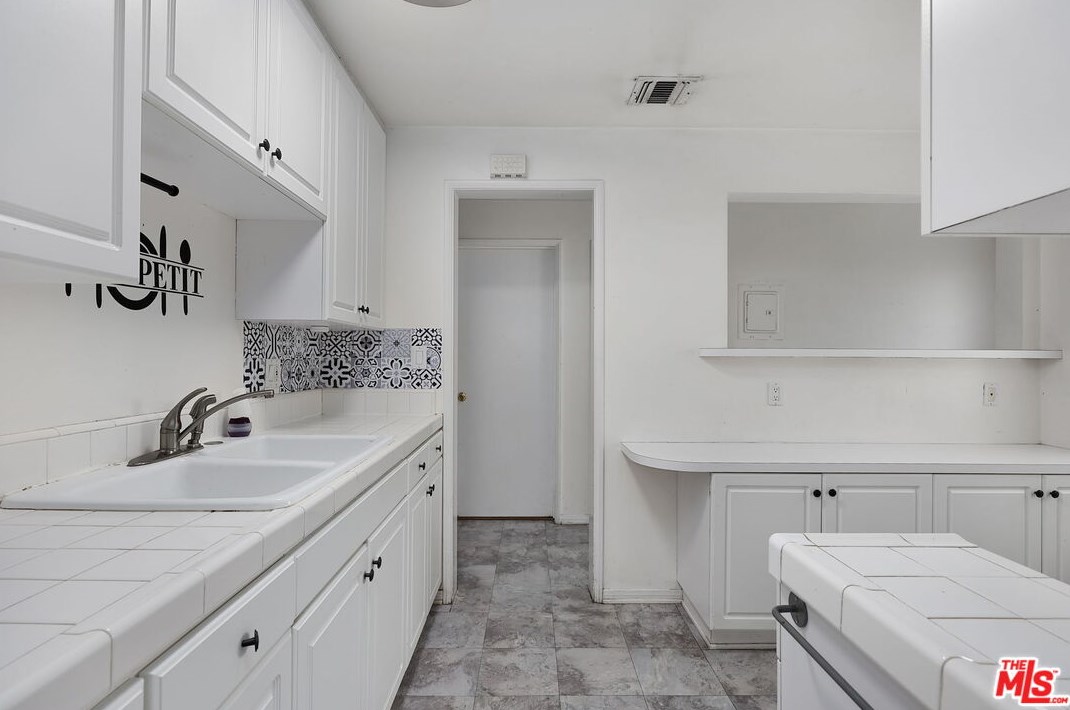 3433 Montrose Ave, Glendale CA 91214-3344 exterior