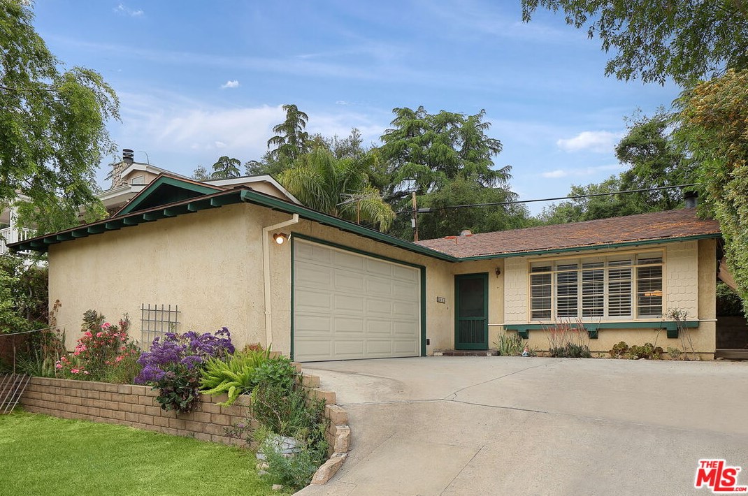 3433 Montrose Ave, Glendale CA 91214-3344 exterior