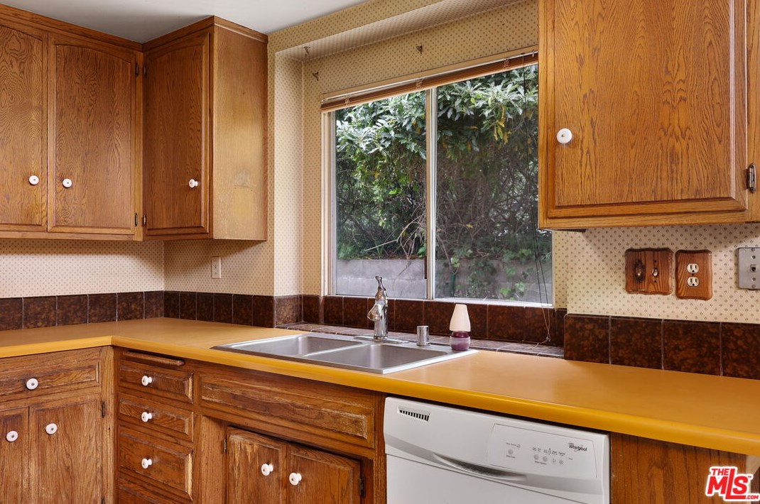 3433 Montrose Ave, Glendale CA 91214-3344 exterior