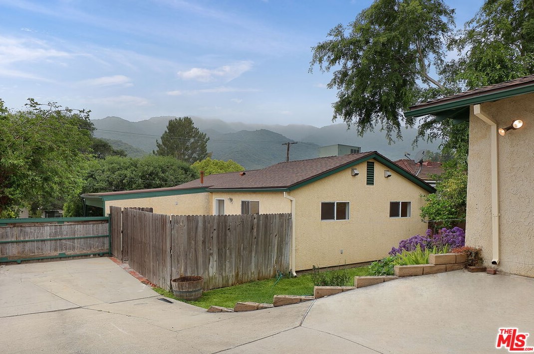 3433 Montrose Ave, Glendale CA 91214-3344 exterior