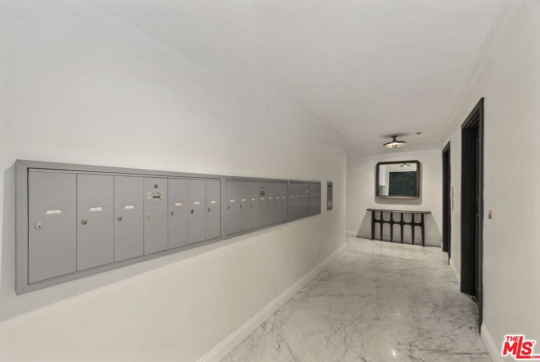 625 Flores St, Los Angeles CA  90048-2148 exterior