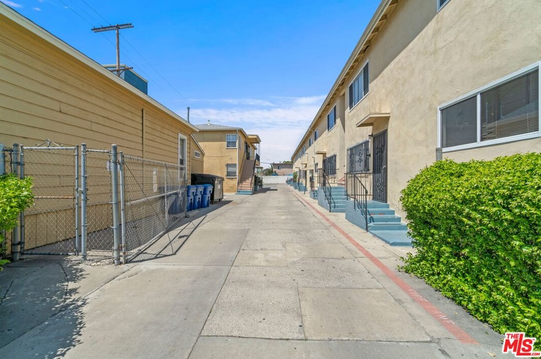 1129 52nd St, Los Angeles CA  90058-3333 exterior