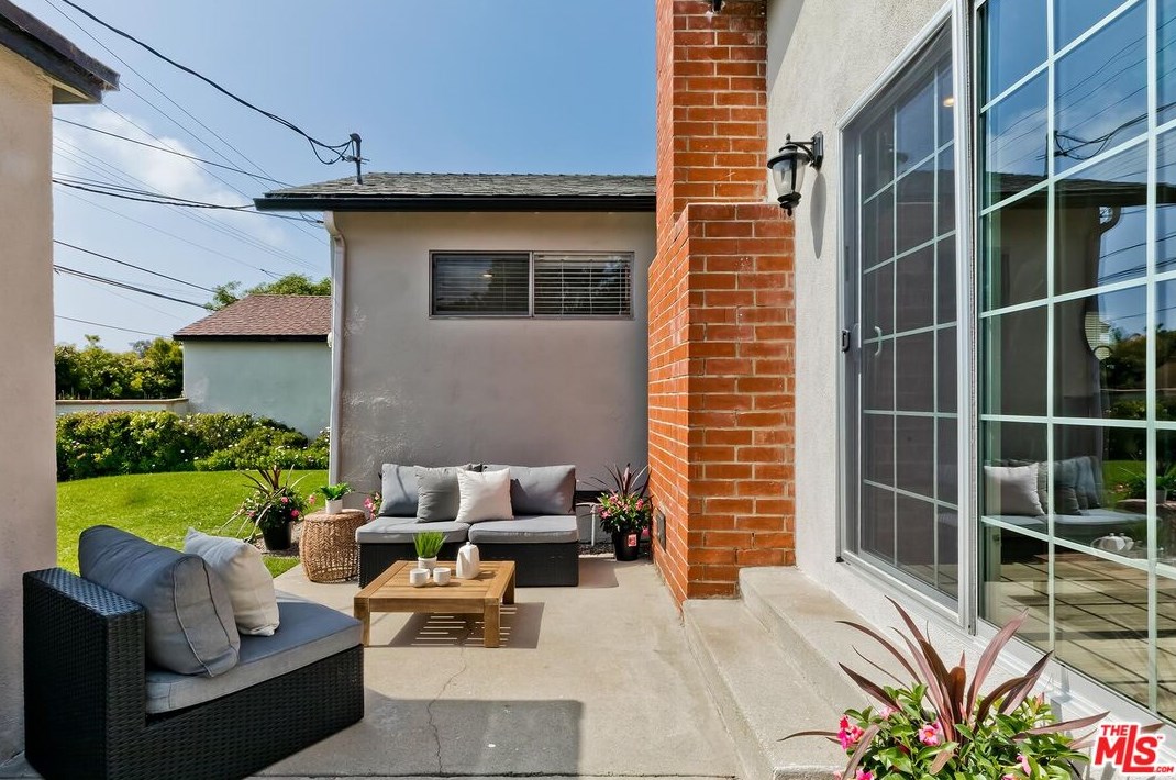 8117 Chase Ave, Los Angeles CA  90045-2732 exterior