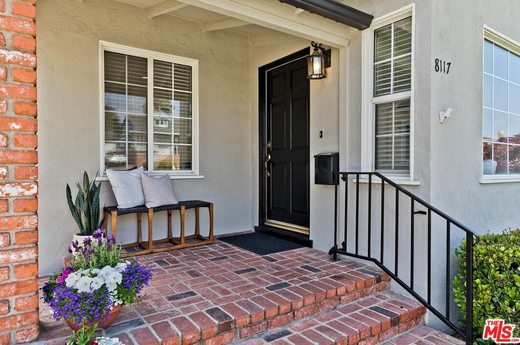 8117 Chase Ave, Los Angeles CA  90045-2732 exterior