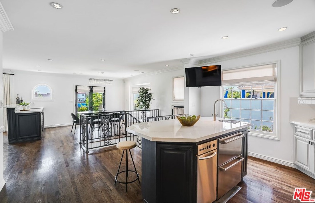4040 Mount Vernon Dr, Los Angeles CA  90043-1005 exterior