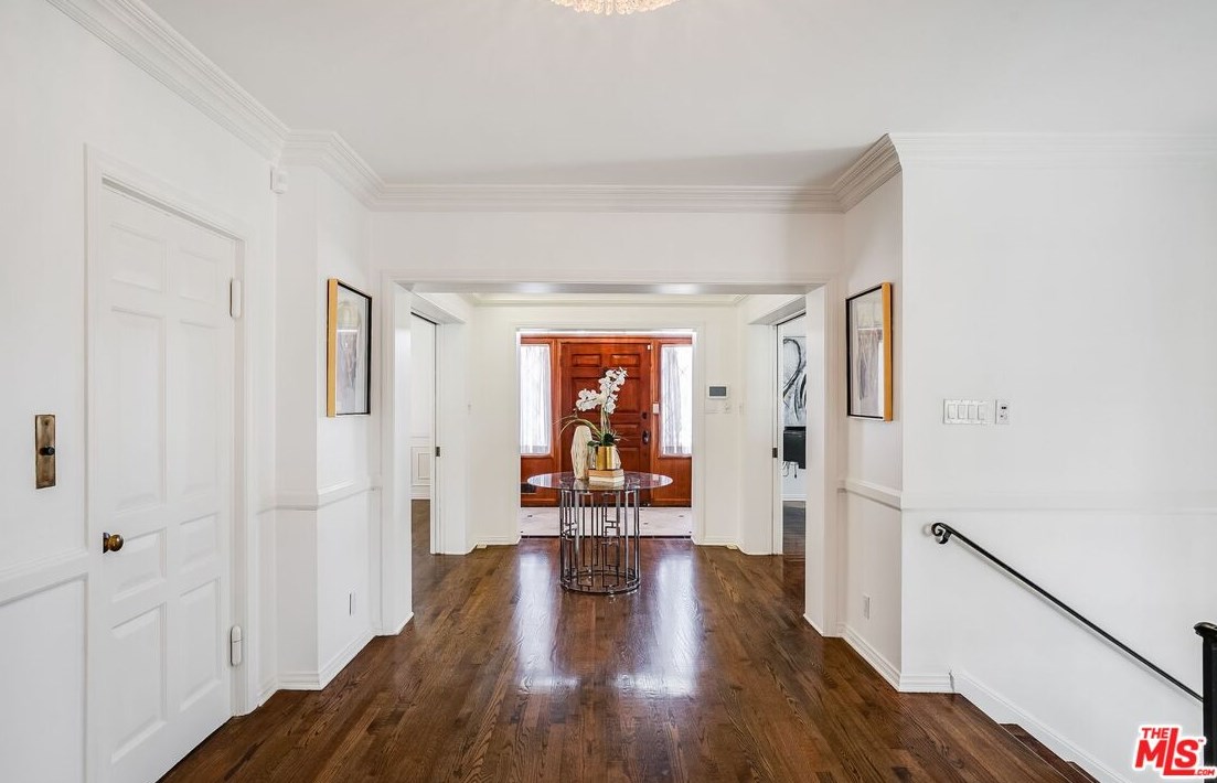 4040 Mount Vernon Dr, Los Angeles CA  90043-1005 exterior