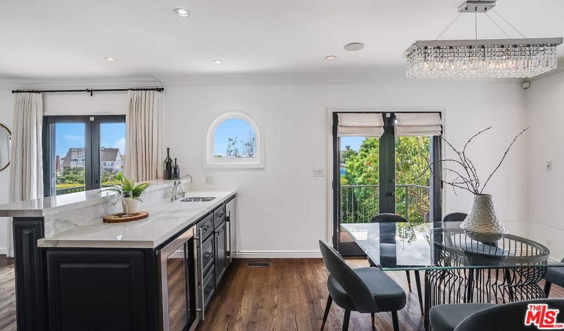 4040 Mount Vernon Dr, Los Angeles CA  90043-1005 exterior
