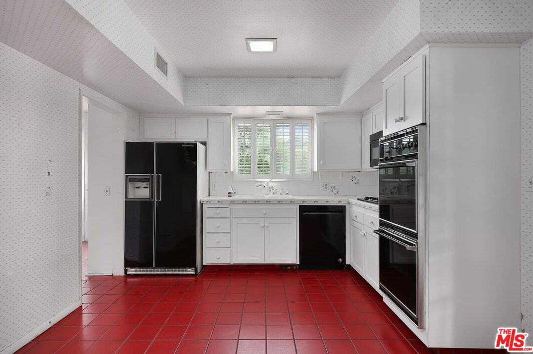 2445 Nalin Dr, Los Angeles CA  90077-1806 exterior