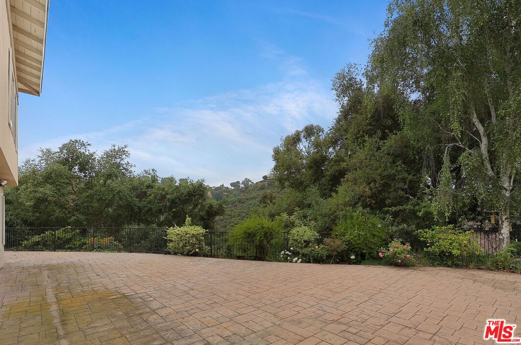 2445 Nalin Dr, Los Angeles CA  90077-1806 exterior