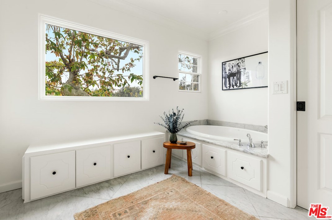420 Bentley Ave, Los Angeles CA  90049-3513 exterior