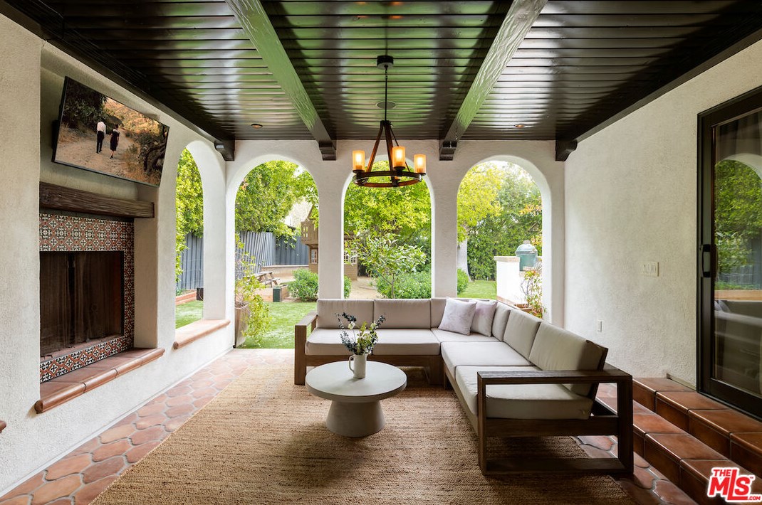 420 Bentley Ave, Los Angeles CA  90049-3513 exterior