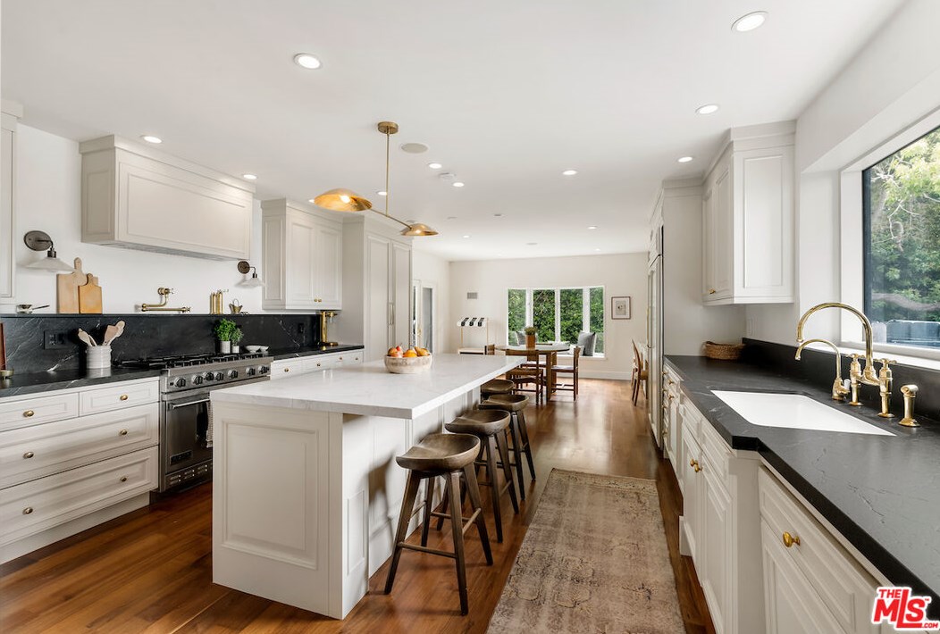420 Bentley Ave, Los Angeles CA  90049-3513 exterior