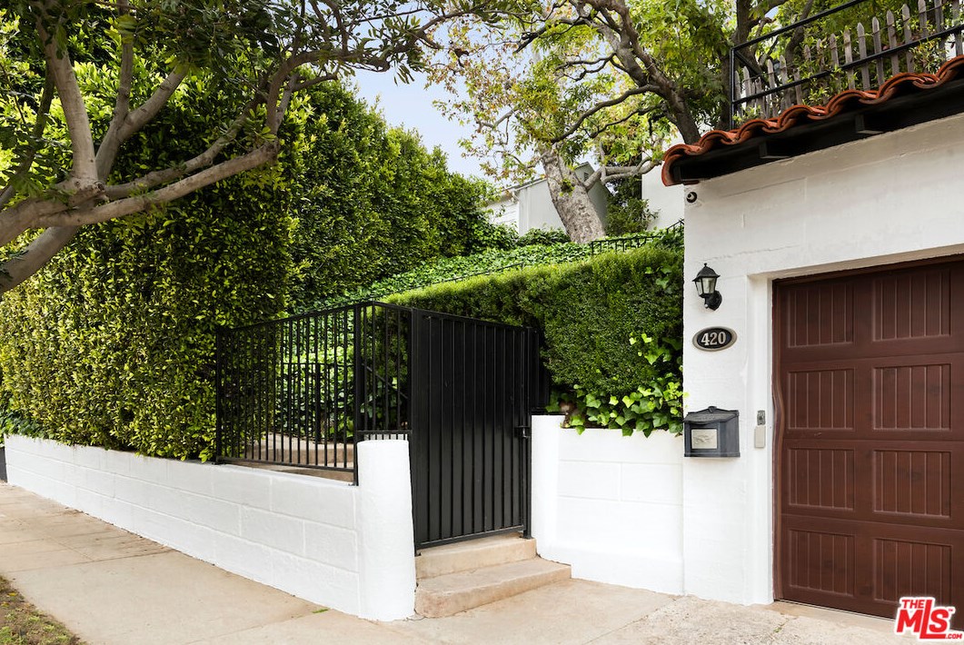 420 Bentley Ave, Los Angeles CA  90049-3513 exterior
