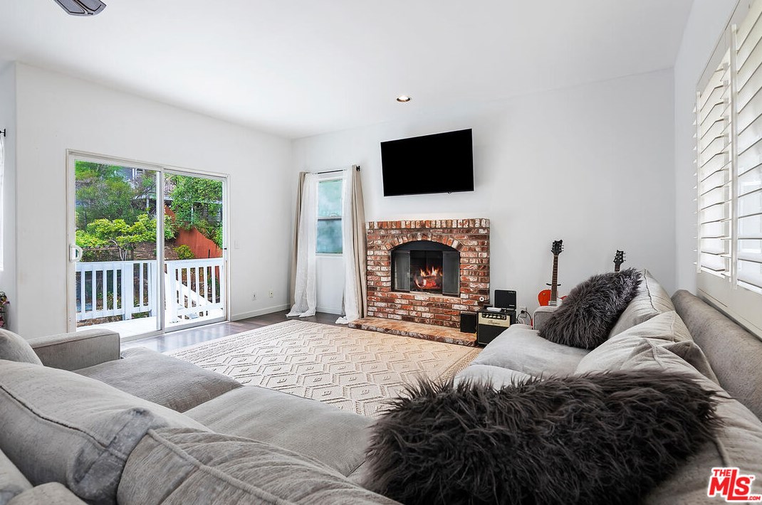 236 Cyn Rd, Thousand Oaks CA 91320-4608 exterior