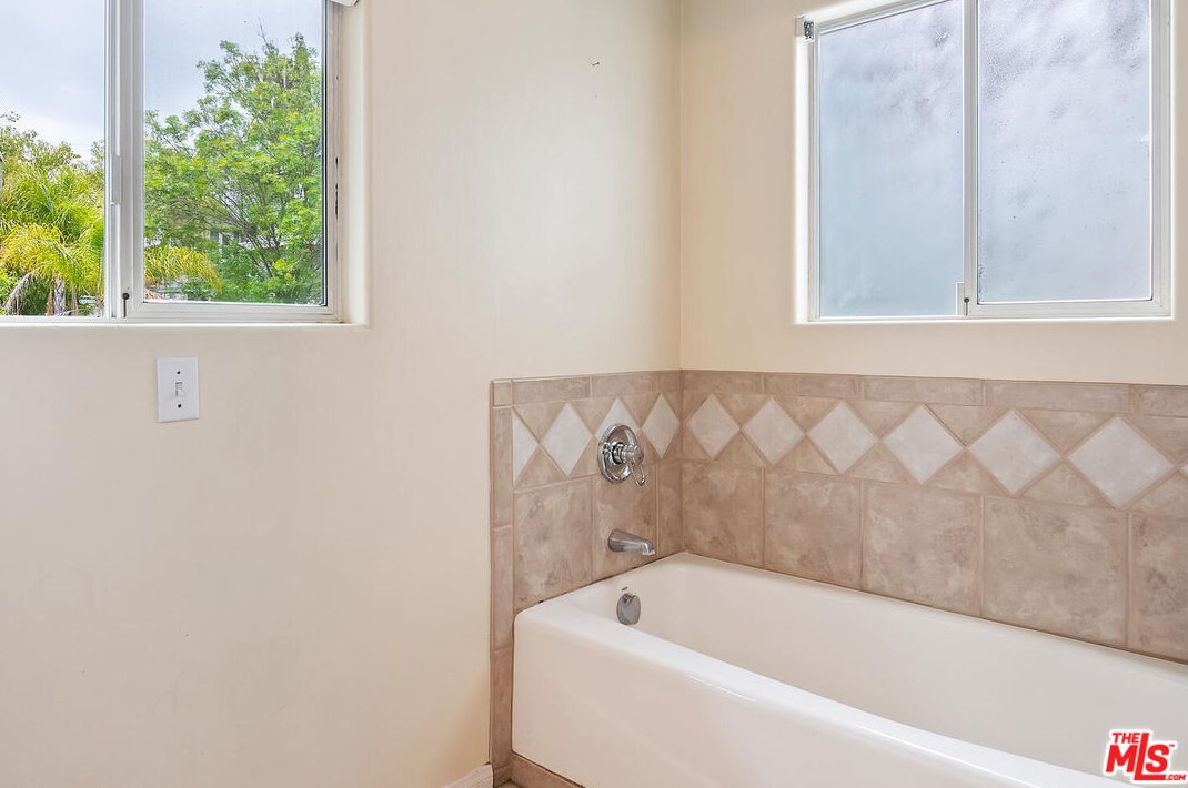 236 Cyn Rd, Thousand Oaks CA 91320-4608 exterior