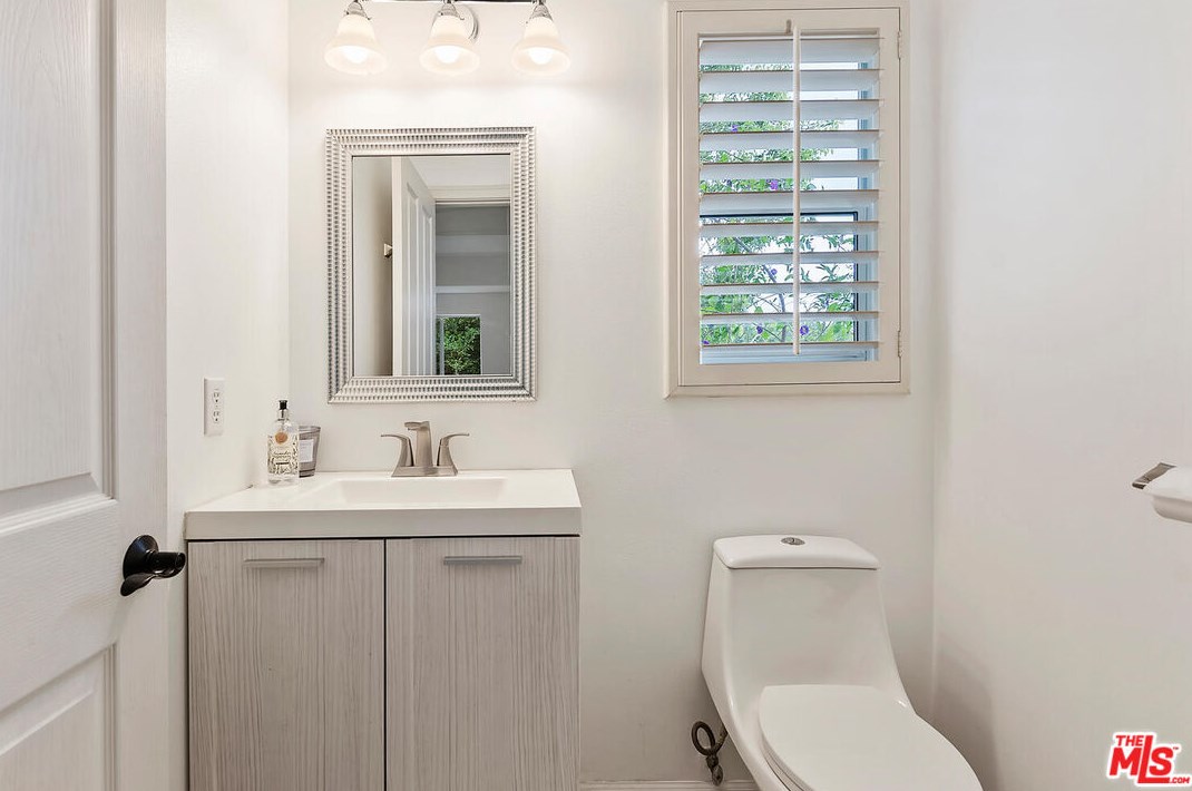 236 Cyn Rd, Thousand Oaks CA 91320-4608 exterior