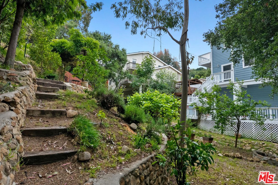 236 Cyn Rd, Thousand Oaks CA 91320-4608 exterior