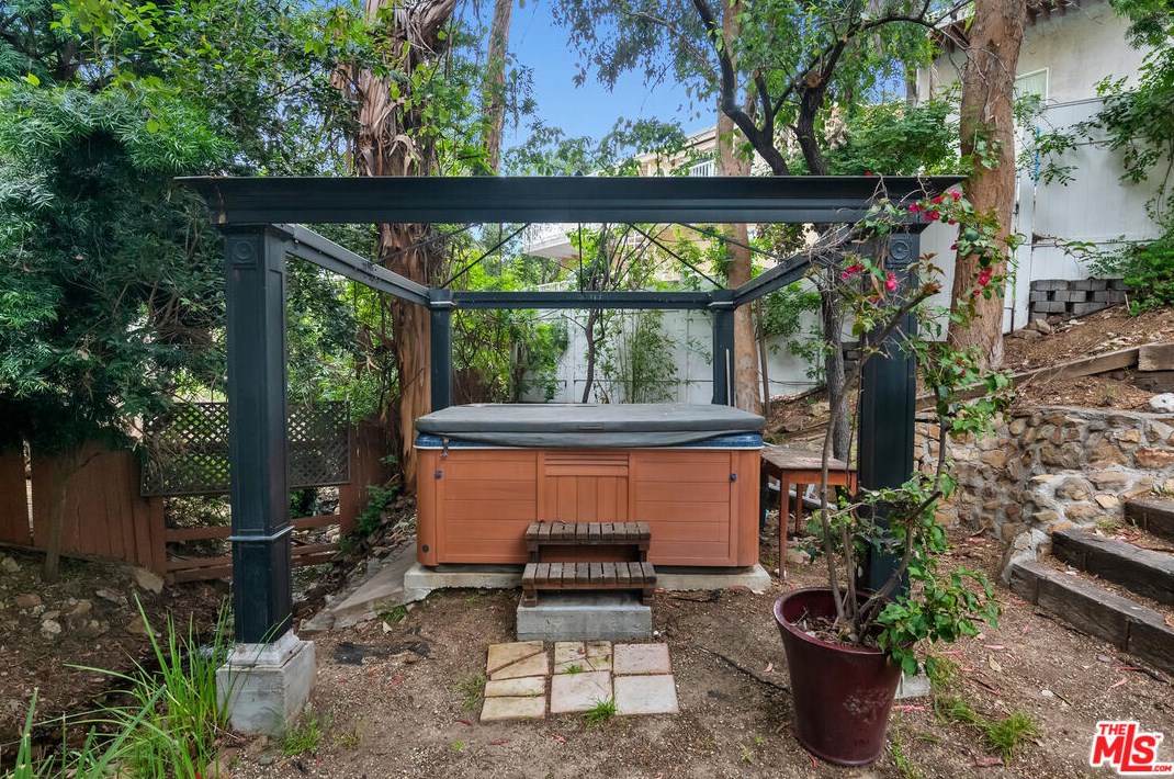 236 Cyn Rd, Thousand Oaks CA 91320-4608 exterior