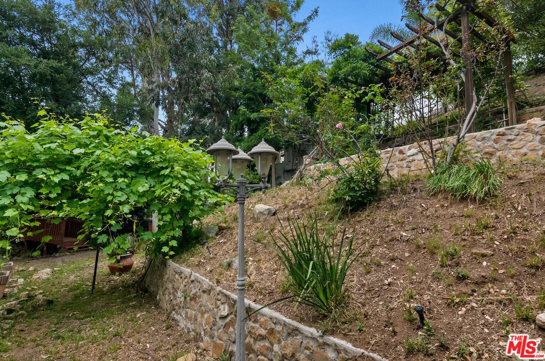 236 Cyn Rd, Thousand Oaks CA 91320-4608 exterior