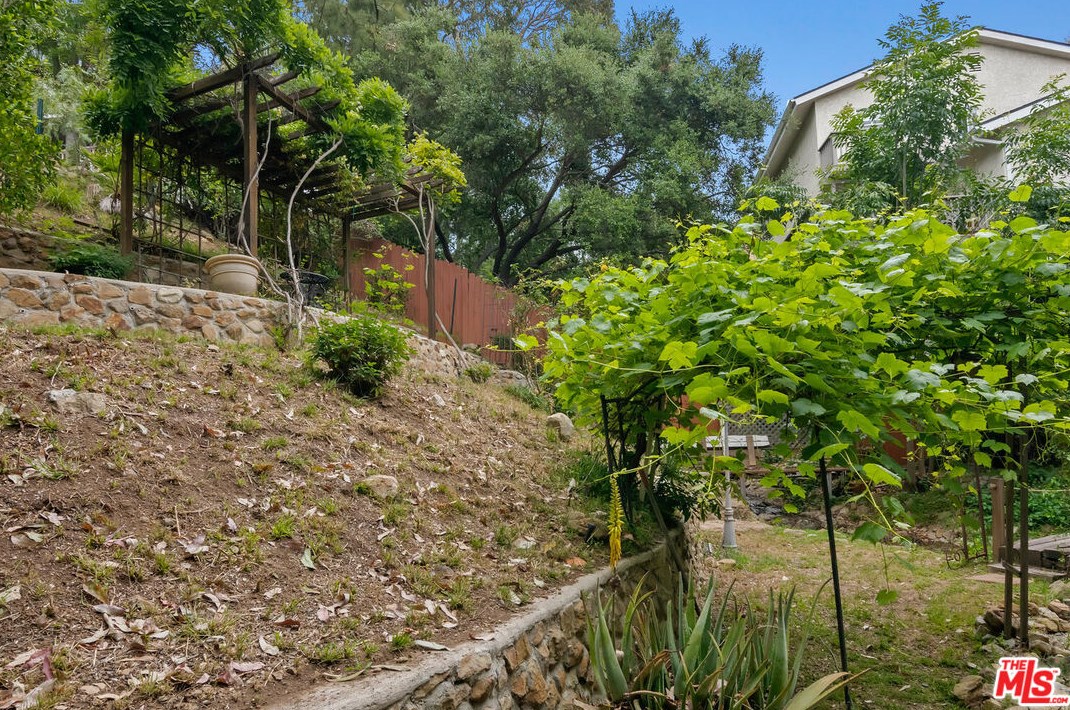 236 Cyn Rd, Thousand Oaks CA 91320-4608 exterior