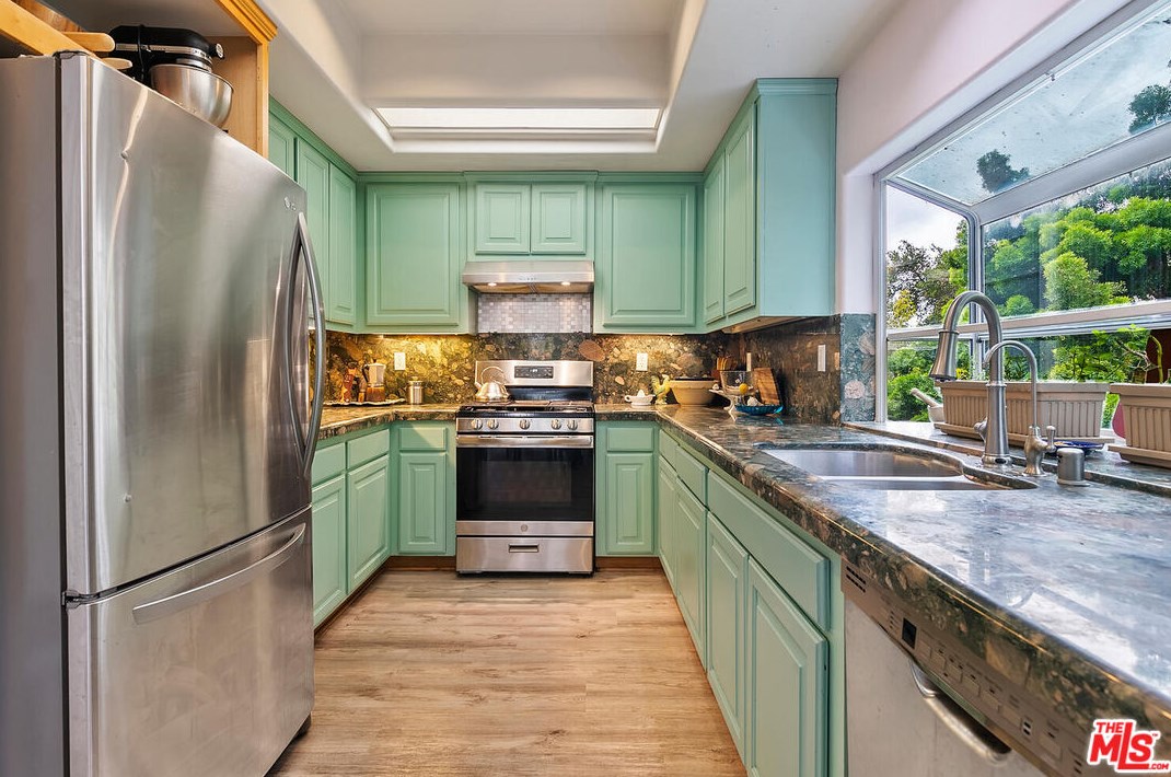 236 Cyn Rd, Thousand Oaks CA 91320-4608 exterior