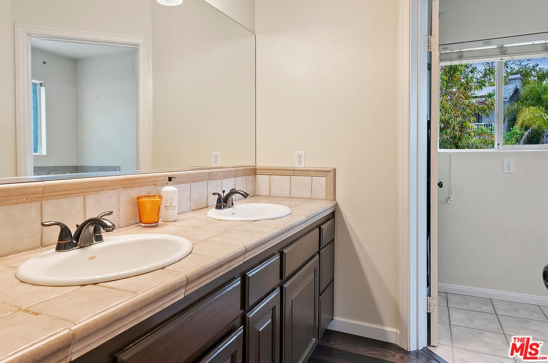 236 Cyn Rd, Thousand Oaks CA 91320-4608 exterior