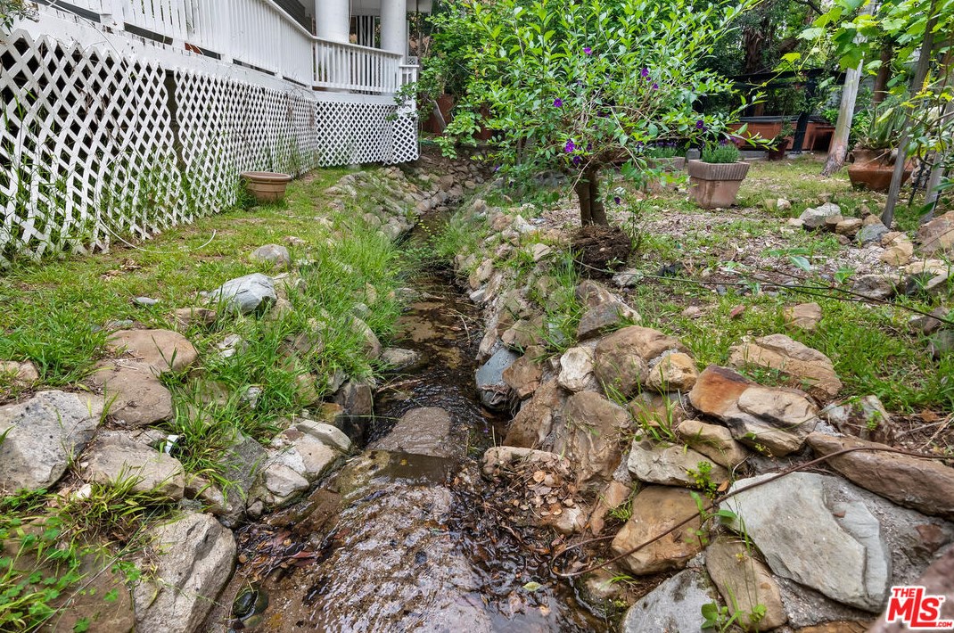 236 Cyn Rd, Thousand Oaks CA 91320-4608 exterior