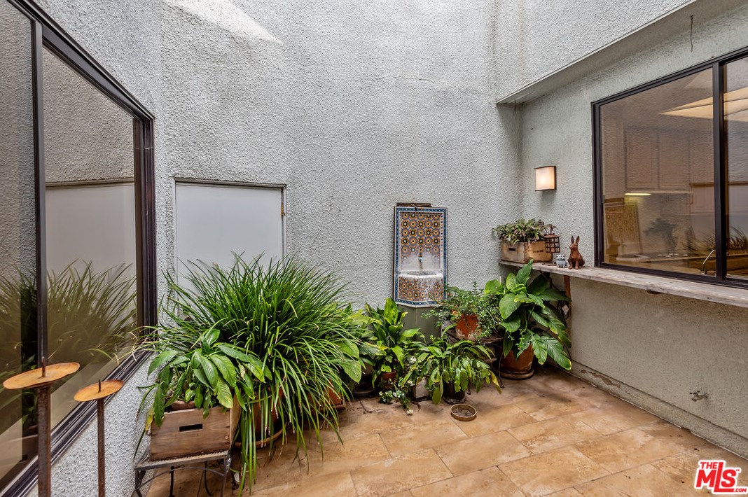 2246 Century Hl, Los Angeles CA  90067-3506 exterior