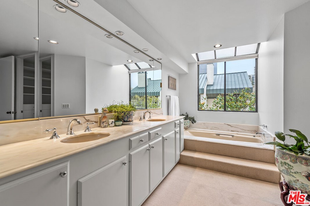 2246 Century Hl, Los Angeles CA  90067-3506 exterior