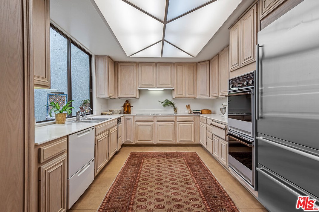 2246 Century Hl, Los Angeles CA  90067-3506 exterior