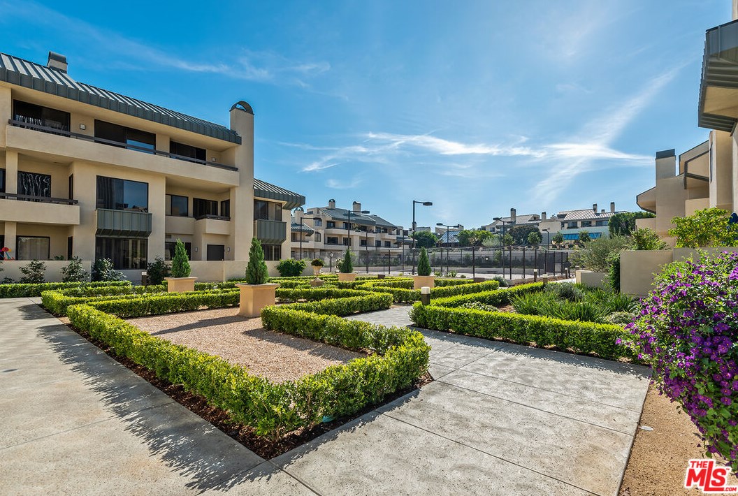 2246 Century Hl, Los Angeles CA  90067-3506 exterior