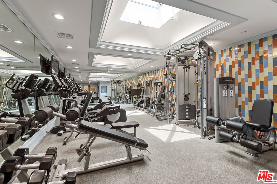 10520 Wilshire Blvd, Los Angeles CA  90024-7608 exterior