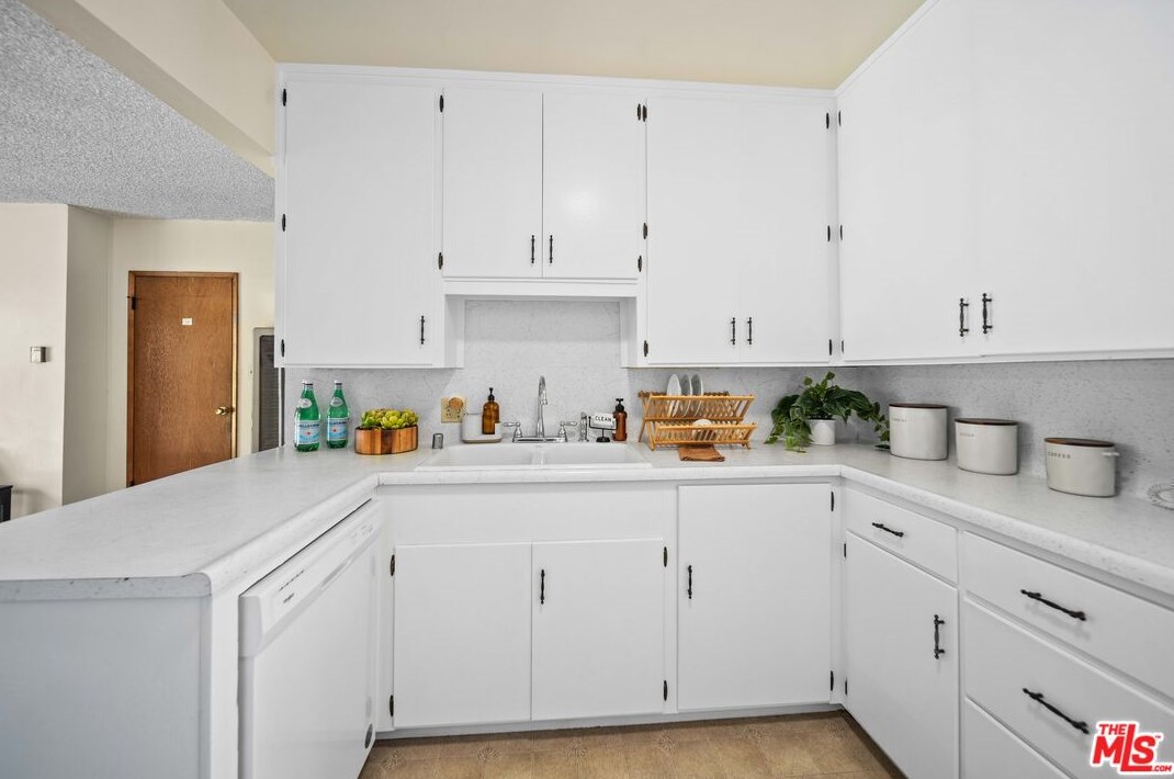 7728 Hindry Ave, Los Angeles CA  90045-5728 exterior