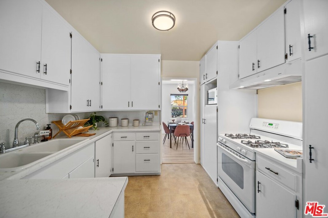 7728 Hindry Ave, Los Angeles CA  90045-5728 exterior