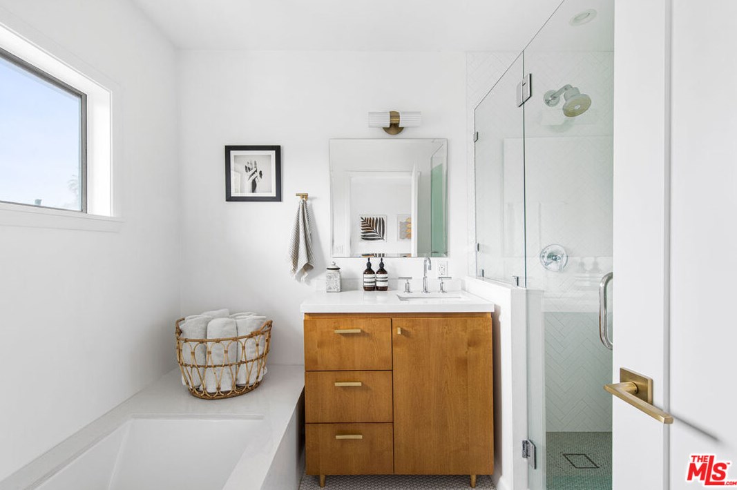 1600 Marion Dr, Glendale CA  91205-3752 exterior