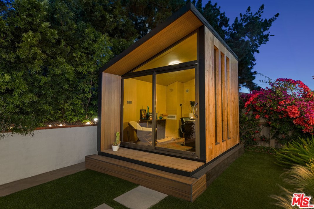 1600 Marion Dr, Glendale CA  91205-3752 exterior