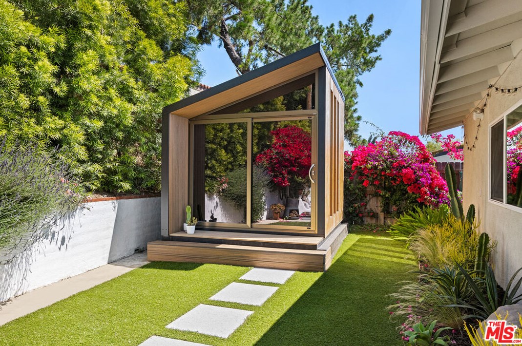 1600 Marion Dr, Glendale CA  91205-3752 exterior