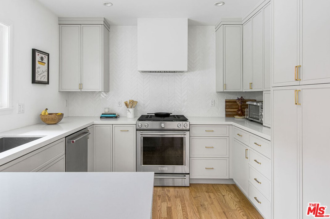 1600 Marion Dr, Glendale CA  91205-3752 exterior