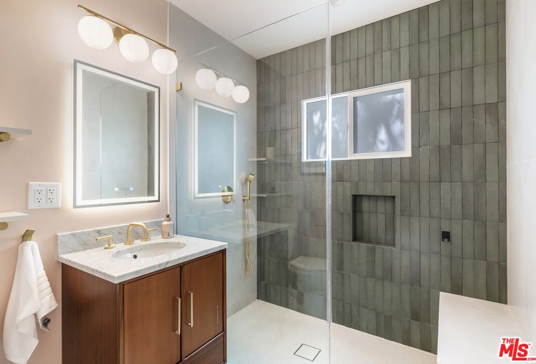 15357 Hart St, Van Nuys CA  91406-5225 exterior