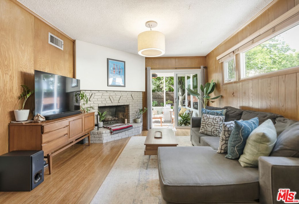 15357 Hart St, Van Nuys CA  91406-5225 exterior