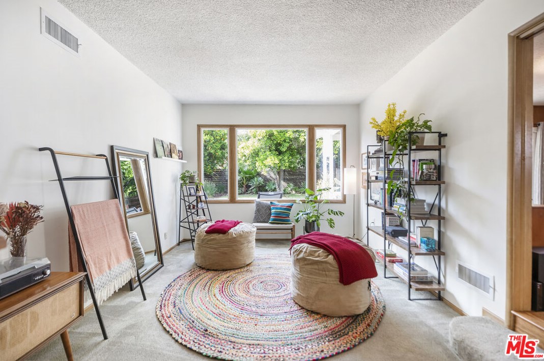 15357 Hart St, Van Nuys CA  91406-5225 exterior