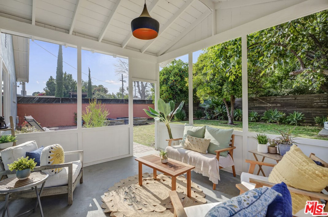 15357 Hart St, Van Nuys CA  91406-5225 exterior