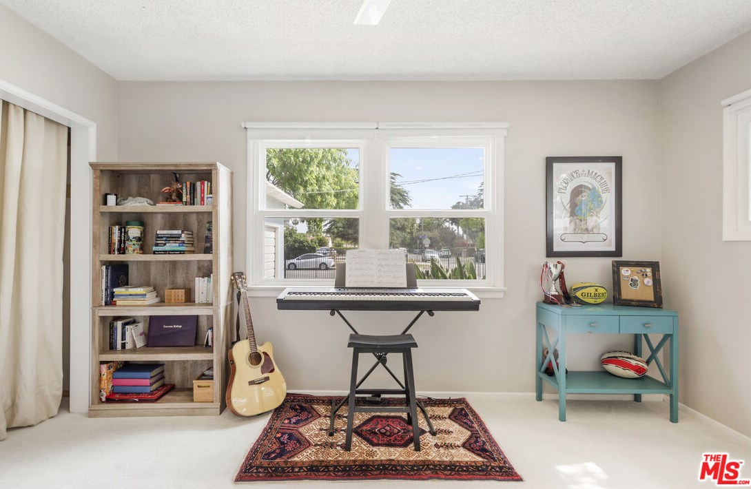 15357 Hart St, Van Nuys CA  91406-5225 exterior