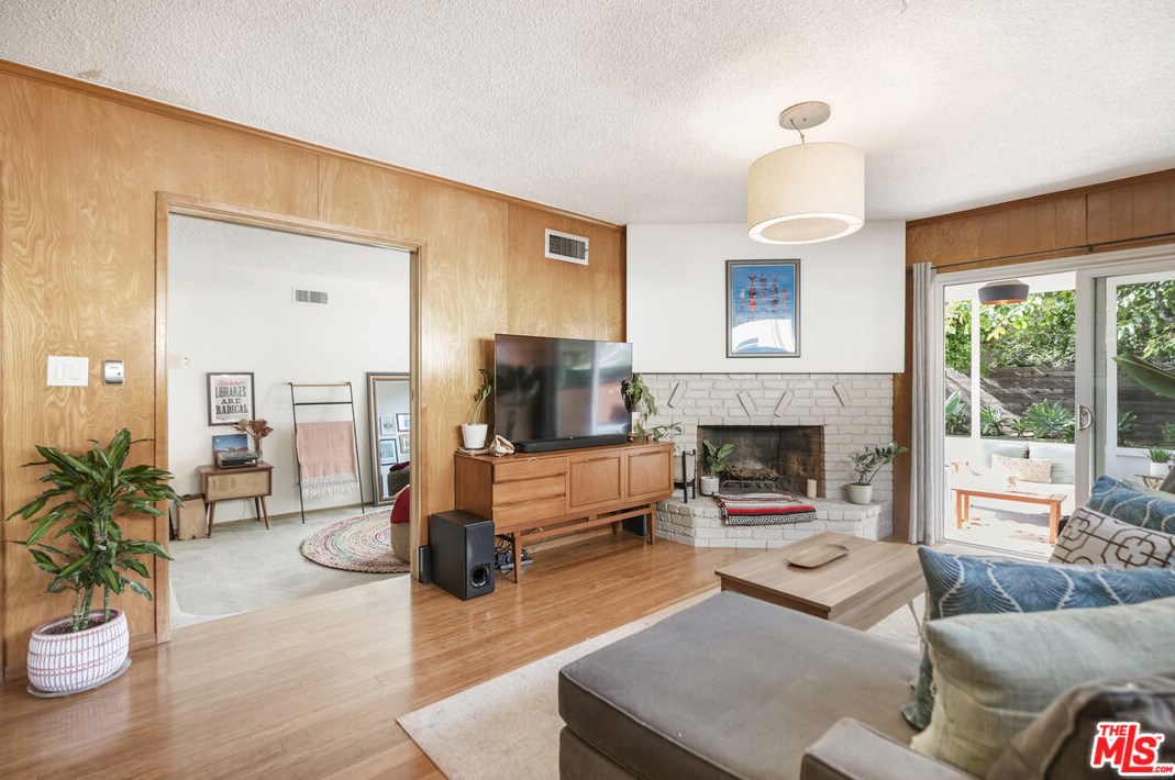 15357 Hart St, Van Nuys CA  91406-5225 exterior