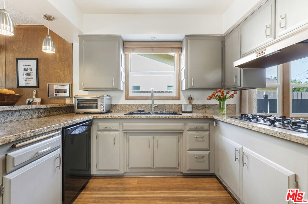 15357 Hart St, Van Nuys CA  91406-5225 exterior